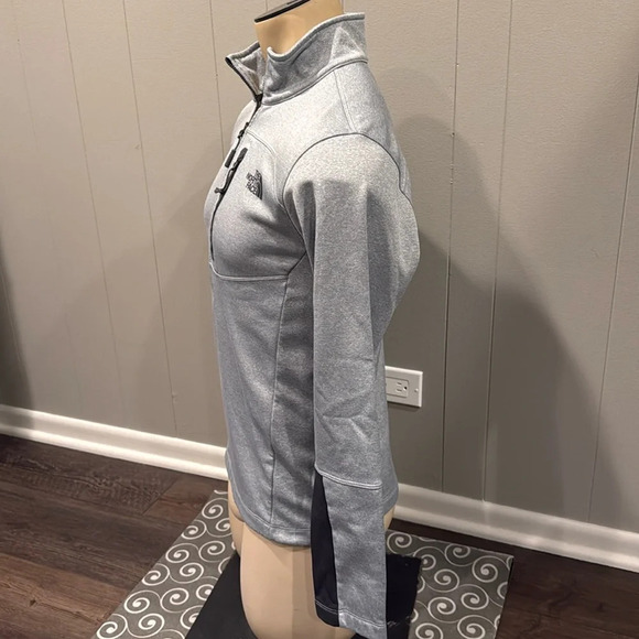 The North Face Men’s Small Gray Half Zip Pocket Pullover Light Jacket - Picture 3 of 6